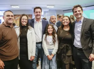 prefeito, ratinho e família beneficiada.jpg