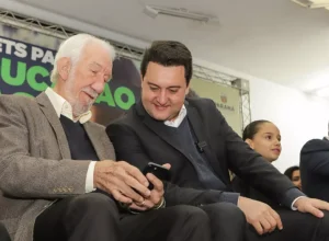 governador__ratinho e piana no celular