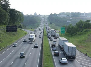 estradas__transportes-freepik