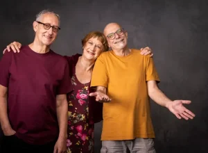 Ná Ozzetti ao centro, acompanhada dos músicos Dante Ozzetti à esquerda e Mário Manga à direita. Foto: Antonio Brasiliano