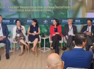 Sheila Guebara, líder de Ações Climáticas na JBS, em painel nesta manhã, em Dubai, que contou com a mediação de Carlo Pereira, CEO do Pacto Global, e participação de Karen Tanaka, líder de Ação Climática da Ambev, Marina Mattar, diretora de assuntos corporativos da Unigel, Marcelo Freire, diretor da IVY Capital, e Ricardo Mastroti, representante do Conselho Empresarial Brasileiro para o Desenvolvimento Sustentável (CEBDS)