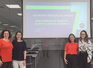 Adriani Nichele, vice-presidente da Abav-PR, Marcia Giubertoni, consultora do Sebrae/PR, a agente de viagens Cristina de Oliveira e a palestrante Ana Paula Soliman. Foto: André Nunes