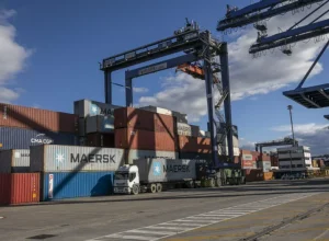 Indústrias têm enfrentado dificuldades no transporte de cargas por contêineres em portos do Paraná e estados vizinhos (Fotos: Gelson Bampi)