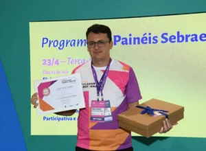 O professor Fabricio Pelloso Piurcosky com os prêmios do primeiro lugar na categoria “Ensino Superior” - Crédito da foto Túlio Vidal