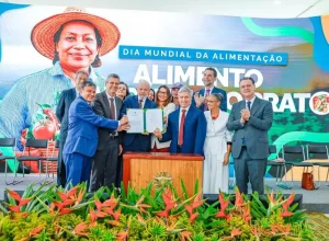 O presidente Lula, a primeira-dama Janja e ministros durante cerimônia em comemoração ao Dia Mundial da Alimentação, no Palácio do Planalto - Foto: Ricardo Stuckert / PR