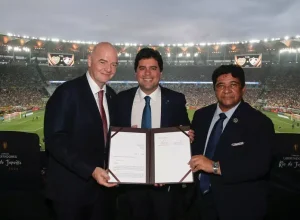 Gianni Infantino, presidente da FIFA; André Fufuca, ministro do Esporte; Ednaldo Rodrigues, presidente da CBF - Foto: Miguel Schincariol/FIFA