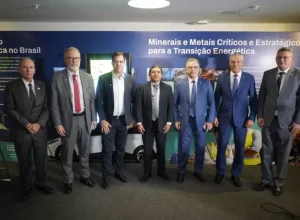 Da direita para esquerda: Diretor de Relações Institucionais FPMin, deputado Keniston Braga; presidente Zé Silva; diretor da FPMin na região Norte, Joaquim Passarinho; diretor da ANM, Mauro Sousa; ex-deputado federal Délio Pinheiro; presidente do IBRAM, Raul Jungmann; vice-presidente do IBRAM, Fernando Azevedo e Silva.