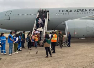 Aeronave KC-30, da Força Aérea, aterrissou na Base Aérea de São Paulo com 204 passageiros e quatro animais domésticos