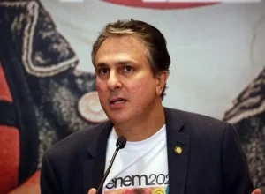 O ministro Camilo Santana afirmou que a prioridade é oferecer condições especiais para os estudantes e ex-estudantes equacionarem as dívidas. Foto: Luis Fortes/MEC