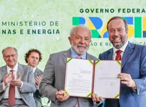 Presidente Lula e o ministro Alexandre Silveira (Minas e Energia) com o projeto de lei do Combustível do Futuro assinado, pronto para ser enviado ao Congresso. Foto: Ricardo Stuckert / PR