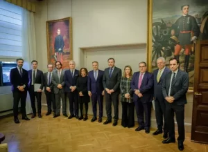 Ao lado de Renan Filho, ministro espanhol Óscar Puente recebe comitiva brasileira - Foto: Luiz Siqueira/MT