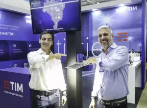 Paulo Humberto Gouvea, Diretor de Soluções Corporativas da TIM Brasil. e Alexandre Dal Forno, Diretor de Desenvolvimento de Mercado IoT & 5G da TIM Brasil, apresentam solução desenvolvida pela TIM para a telegestão da iluminação pública em municípios brasileiros