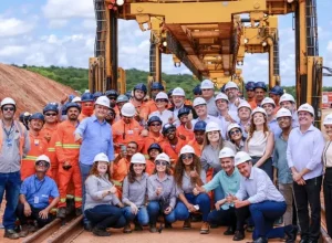 Trabalhadores e autoridades no canteiro de obras da Transnordestina em Iguatu (CE) - Foto: Marcio Ferreira/MT