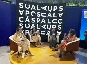 Fernanda Sabino, à esquerda, como palestrante convidada em painel durante o Web Summit Rio 2024