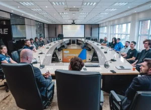 Evento iniciou na sede do Sebrae/PR, em Curitiba, reunindo o grupo vencedor e representantes das instituições realizadoras do Inova Comércio. Fotos: Inove.