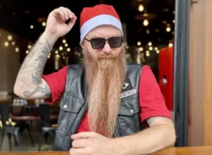 Público poderá interagir com o personagem Willie The Bitter, brincar e até cantar junto com o “Papai Noel Ranzinza” em uma participação especial em um dos shows programados para o dia - Cred MKT Bastards