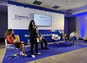 A diretora do Departamento de Projetos e Programas da Prefeitura de Colombo, Lis Gracieli Alberti, durante a apresentação do artigo, nesta semana, em Brasília (Foto: Divulgação)