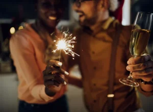 Festas de réveillon movimentam setor de bares e restaurantes. Foto: Drazen Zigic - Freepik