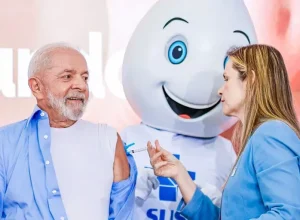 O presidente Lula recebeu o imunizante contra a gripe, na manhã desta segunda-feira, 8 de abril, no Palácio do Planalto - Foto: Ricardo Stuckert/PR