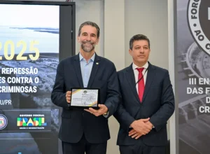 Diretor-geral brasileiro da Itaipu, Enio Verri e o superintendente regional da Polícia Federal no Paraná, Rivaldo Venâncio.