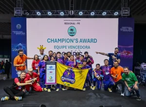 Equipe de garagem conquista o Champion’s Award, na modalidade FLL | Foto: Inove