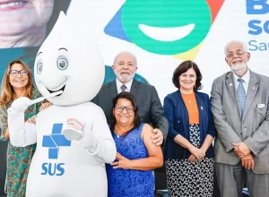 A primeira-dama Janja, o presidente Lula, a auxiliar de cozinha Eunice dos Santos, a ministra Nísia Trindade e o deputado Jorge Solla durante o evento de retomada do Brasil Sorridente. Foto: Ricardo Stuckert / PR