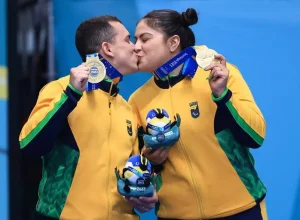 Casal dourado: noivos, Rogério e Edwarda Oliveira comemoraram o ouro no badminton com um beijo no alto do pódio no último dia de competições em Santiago. Foto: Marcello Zambrana/CPB