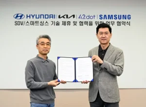 Chang Song, presidente e chefe da divisão de plataformas avançadas de veículos do Hyundai Motor Group, e Paul Chuen, presidente, CTO da divisão Samsung Electronics DX e chefe da Samsung Research