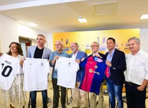 Seleção Pelé Pequeno Príncipe enfrenta Barça Legends em Curitiba em comemoração do Dia do Rei Pelé