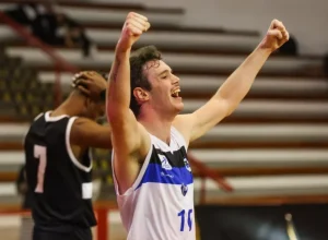 O ala/armador Guilherme Omena comemora a classificação conquistada para a semifinal. Foto: Luiz Pires/LNB