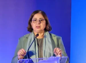 A ministra das Mulheres, Cida Gonçalves, enfatizou a importância das contribuições das mulheres no G20 Social e fez uma convocação: “precisamos assumir que o que está acontecendo no mundo é a misoginia e o ódio contra as mulheres”. De acordo com Cida, nas documentações construídas pelo Grupo de Trabalho Empoderamento de Mulheres, a questão da autonomia econômica foi tratada como uma das prioridades para que mulheres possam sair da situação de violência, ter autonomia, definir o que fazer e ter o direito de ir e vir. As afirmações e posições foram destacadas pela ministra das Mulheres, nesta sexta-feira, 15 de novembro, em participação no programa Giro Social. Cida ressaltou ainda a importância das contribuições das mulheres no Women20 (W20) e no G20 Social. “Os países que compõem o G20 fizeram o debate e trabalharam a questão da misoginia como um processo muito forte em todos os países e que traz recortes de raça, de etnia, que cada país contém e o nosso contém todos”, acrescentou. O objetivo do G20 Social, que ocorre no Rio de Janeiro e prossegue até sábado (16), é ampliar a participação de atores não-governamentais nas atividades e nos processos decisórios do G20, que durante a presidência brasileira tem por lema “Construindo um Mundo Justo e um Planeta Sustentável”. SAIBA MAIS » Cúpula do G20 Social tem início nesta quinta com diferentes vozes da sociedade civil Link EMPODERAMENTO DAS MULHERES — Precisamos primeiro assumir que o que está acontecendo no mundo é a misoginia e o ódio contra as mulheres. Eu acho que o documento do G20, de empoderamento das mulheres, traz isso com muita força. Os 19 países que compõem o G20, que fizeram o debate, trabalharam essa questão da misoginia como um processo muito forte em todos os países. E trazendo os recortes necessários de raça, de etnia, que cada país contém e o nosso contém todos eles. MULHERES NEGRAS — As mulheres negras no Brasil são as que mais morrem. São 62% das mulheres que sofrem feminicídio são vítimas de violência. Então, você tem um recorte muito forte que faz parte do racismo que está colocado também no mundo. AUTONOMIA ECONÔMICA DAS MULHERES — A autonomia econômica é um fator primordial e primeiro para a mulher poder sair da situação de violência, ter a sua autonomia, definir o que fazer, o direito de ir e vir. Isso é fundamental. E é por isso que, no documento do G20, nós tratamos a questão da autonomia econômica como uma das prioridades. E, tratando dentro da perspectiva de que ela tenha que ter o trabalho. Que o salário seja igual ao do homem, trabalho igual. Nós temos esse desafio ainda no mundo inteiro, mesmo na Alemanha, que também já tem a lei da igualdade salarial, nós ainda temos uma diferença que está colocada igual no Brasil. Então, isso é um problema do mundo. E tem também a questão de acreditar que as mulheres podem ser empreendedoras, que elas podem estar onde elas quiserem. MULHERES NAS CIÊNCIAS EXATAS — Temos outro desafio, que é colocar as mulheres nos espaços principalmente de exatas, da ciência e tecnologia, da matemática, da física, da química, porque as mulheres ainda estão nos lugares da questão humana e isso tem sido o potencial para colocar elas com salários desiguais. POLÍTICA NACIONAL DE CUIDADOS — O texto, o que foi aprovado, o projeto de lei que o governo mandou, que o presidente Lula encaminhou para a Câmara dos Deputados, na nossa avaliação é um grande avanço. Nós temos condições, a partir daí, de ter políticas públicas. E o texto também foi acrescido da questão do Pacto Federativo e isso avança para as responsabilidades dos municípios, dos estados, sobre a política de cuidados. Teve algumas coisas que foram tiradas, mas a essência principal do projeto se manteve. E para nós, governo, ele é fundamental, porque agora nós vamos trabalhar com o plano, porque ele determina que nós precisamos ter um Plano Nacional de Cuidados. DIVISÃO DO CUIDADO — Quais são os serviços e o que é que nós estamos pensando para que, de fato, as mulheres tenham mais tempo e como é que nós podemos fazer a divisão do cuidado? Porque também é importante, e aí eu quero vincular com a questão da autonomia econômica, que as mulheres não conseguem ter ascensão ao mundo do trabalho e o trabalho que elas conseguem é o de menor salário, exatamente porque ela é responsável pelo cuidado da família. FEMINICÍDIO ZERO — A mobilização do Feminicídio Zero, ela é uma proposta para que o governo faça a sua parte, os governos façam a sua parte, que é implementar políticas públicas. E, para isso, nós estamos fazendo as Casas da Mulher Brasileira, os centros de referência, a Patrulha Maria da Penha e nós estamos investindo em tornozeleira eletrônica. Então, nós estamos fazendo várias ações de políticas públicas, mas nós precisamos que a sociedade se envolva. PAPEL DOS HOMENS — A grande questão do feminicídio, da mobilização, é que a gente precisa falar com todas as pessoas. E nós não podemos mais falar só com as mulheres, nós precisamos falar com os homens. E a decisão de ir para os estádios, de ir para outros caminhos, é exatamente para que nós possamos trazer os homens para o debate da violência contra as mulheres. É fazer com que eles também se posicionem, porque nem todos os homens no Brasil são agressores, nem todos eles são feminicidas. Então, quem não é agressor precisa estar com a gente, precisa ser o nosso interlocutor, dizer para o seu amigo: “Não dá, não faz, é crime”. Tem que denunciar. LIGUE 180 — A Central 180 voltou a ser um canal de receber denúncias, mas também é importante a questão de que o 180 passa também a dar informação, não só a receber denúncia, mas prestar informação e orientação. Quem não sabe o que fazer em uma situação de violência, tem um vizinho, tem um amigo, não sabe o que fazer, liga no 180. As atendentes estão treinadas, estão preparadas para te orientar, para dizer quais os passos, em que artigo da lei se enquadra. O que pode, o que não pode, isso é super importante. E o 180 é um canal fundamental, porque ele é um telefone gratuito, em qualquer lugar do país, agora também a nível internacional, para atender as brasileiras. Portanto, nós podemos atender as mulheres brasileiras do mundo inteiro. INTERCÂMBIO ENTRE PAÍSES — Cada país tem uma realidade, a gente termina trocando um pouco mais a perspectiva do que é específico para cada país e que une todos os países. Então, uma das questões que a gente tem colocado é a qualificação dos profissionais, dos servidores públicos, para fazer o atendimento, não só nos serviços especializados de cada país, porque no Brasil a gente tem a Lei Maria da Penha, que inclui vários serviços, mas você tem outros países que não têm, que você só tem o Ministério Público. Cada país termina se adequando, mas o importante é que todos os serviços e todas as pessoas estejam preparadas para atender as mulheres em situação de violência. AVANÇOS NA LEGISLAÇÃO — É um desafio que está colocado para o mundo inteiro, nós temos muita dificuldade com relação à questão das legislações no Brasil e fora do Brasil. E, portanto, a nossa Lei Maria da Penha é uma lei muito importante, ela é a terceira melhor do mundo, então, ela está servindo de inspiração para o mundo. Em compensação, a Lei do México do Feminicídio é muito mais avançada que a nossa. Temos diversas trocas que vão sendo feitas, vão sendo aperfeiçoadas nos debates do G20. De fato, são as trocas que permitem a nós, por exemplo, estar assinando um acordo de cooperação com o México para a troca de experiência, na questão da política de cuidados, da autonomia econômica e do enfrentamento à violência. MULHERES NA POLÍTICA — O Brasil no G20, além de não ser o primeiro, não é o segundo, é o penúltimo, porque a gente tem vários países que já têm paridade. O próprio México tem mais de 54%, elas já estão chegando em 60%, por exemplo, de senadoras e deputadas. Então, os países que já têm a lei de paridade estão avançando. Está faltando isso, essa é a grande questão, nós precisamos fazer um debate no Brasil. Nós temos a Lei de Cotas que coloca 30% de cota para as mulheres, tanto para serem candidatas nos partidos, quanto de financiamento. Nós só estamos vendo avançar quando é obrigatório a paridade, portanto, é eleger, garantir a eleição de mulheres, colocar as mulheres nos espaços de poder. DIREITOS REPRODUTIVOS E SEXUAIS — O Grupo de Trabalho discutiu toda a questão da saúde integral das mulheres, porque na pauta dos direitos sexuais e reprodutivos, muitos países ainda têm restrições. Acho que é importante a gente dizer isso. Então, nós trabalhamos dentro da perspectiva do que eram os processos de consensos. O que foi consenso? A questão de você trabalhar a saúde integral da mulher, de uma forma que ela dê conta de todo o processo de planejamento familiar, de organização familiar, da saúde reprodutiva, de todos os processos e, principalmente, da questão da maternidade. PEC EM TRAMITAÇÃO — No Brasil, nós temos um problema que é a questão da PEC que, na verdade, para nós, é um retrocesso. Nós temos há muitos anos, desde o Código Penal, a questão de três processos que garantem a mulher o direito ao aborto legal: no caso de violência sexual, no caso de risco de vida e no caso de anencefalia — que o STF decidiu agora. E nós sabemos que precisamos avançar muito mais na perspectiva do debate sobre essa garantia de direitos. Nós não queremos avançar para legalizar o aborto, nós não queremos fazer debate, nós queremos que o que está aí seja garantido, que a gente não perca nenhum direito. ATENDIMENTO ÀS MULHERES — Tem a contracepção de emergência que vai evitar a gravidez, vai evitar doenças sexualmente transmissíveis e elas podem fazer o acompanhamento e tratamento psicológico para essa questão da violência. Quando nós falamos em atendimento às vítimas de violência sexual, nós estamos falando desse atendimento. Nós estamos falando do apoio. É um apoio imediato. Acolhimento que a mulher precisa, exatamente no momento que ela mais não tem o que fazer. Ela tem vergonha de dizer à família, ela tem vergonha de dizer para as amigas, ela se sente suja, ela se sente mal. É no serviço de saúde que ela vai ser acolhida, não é em outro lugar. E lá ela vai ter a garantia do anonimato e todos os procedimentos para que não dê prosseguimento a esse processo. Então, quando vamos falar que precisamos avançar e investir mais no atendimento às mulheres vítimas de violência sexual, nós estamos falando de todo um atendimento preventivo para que não chegue no aborto. Fonte: Secretaria de Comunicação Social da Presidência da República