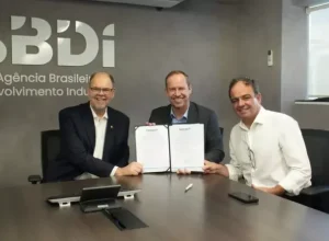 Na foto: Alex Canziani, secretário de Inovação e Transformação Digital do Paraná; Ricardo Cappelli, presidente da Agência Brasileira de Desenvolvimento Industrial (ABDI); e Felipe Côrtes, coordenador da Política Estadual de Defesa dos Direitos da Pessoa com Deficiência da SEDEF/PR. Crédito: Mariana Caetano