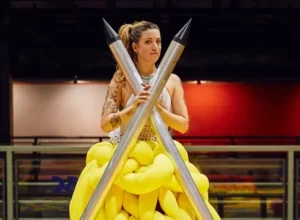 Outra representante dessa nova geração é a artesã Marie Castro. Desde a adolescência, Marie encontrou sentido em trabalhos manuais alinhados com essa vertente do conceito de DIY, e isso se tornou uma postura de vida para ela. Hoje, aos 34 anos, Marie é responsável pela Moira, uma startup que conecta atores do segmento artesanal, e por um canal no YouTube com mais de 500 mil inscritos, onde ensina tricô e crochê, além de discutir moda têxtil e compartilhar sua opinião sobre questões políticas, feminismo e consumismo. Para ela, o retorno das artes manuais têxteis como uma prática do feminino é fundamental para o entendimento e o reencontro da essência da mulher. Ela acredita que o craft está ganhando um novo sentido de força e espera que, a cada nova geração, o discurso do "feito à mão" ganhe novas camadas, fazendo valer todo o seu trabalho. Para exporem seus trabalhos e também contribuirem na disseminação do conhecimento e técnicas de tricô e crochê, as artesãs estarão na próxima edição da Mega Artesanal, a maior feira de produtos e técnicas para arte, artesanato e artes manuais da América Latina, que acontece de 28 de julho a 02 de agosto de 2023 no São Paulo Expo. De acordo com Rita Mazzotti, sócia-diretora da WR, organizadora da Mega Artesanal, com habilidade e criatividade, esta nova geração está reinventando técnicas ancestrais, trazendo novos padrões, combinações de cores e designs modernos. "A cada edição da Mega Artesanal vemos muitas novidades no segmento artesanal, tanto da indústria, desenvolvendo esquemas cada vez mais sustentáveis, quanto o comércio adotando novas plataformas de venda, até os artesãos criando peças antes inimagináveis. É imperdível", comenta Rita. Sobre a WR São Paulo - Especializada na promoção e organização de feiras e congressos, nacionais e internacionais, iniciou suas atividades em 1992, com a realização de eventos para o setor florestal. Em 2003, entrou no setor de arte, artesanato e artes manuais e, desde então, responde pela realização das principais feiras do setor, com ênfase na oferta de cursos, oficinas e workshops para capacitação e reciclagem de técnicas e de espaços de inspiração, com exposições, simulações de ambientes, instalações etc. Integram ainda o calendário de feiras a Artesanal Sul ( Porto Alegre/RS​), a Artesanal Nordeste (Olinda/PE), a Brazil Patchwork e Scrapbooking Show (São Paulo/SP), ​e a Patch Scrap & Arte SP (São Paulo/SP). Serviço MEGA ARTESANAL 2023 Data: 28 de julho a 02 de agosto de 2023 Local: São Paulo Expo Endereço: Rodovia dos Imigrantes, Km 1,5. Água Funda, São Paulo/SP. Horários 28/07 - Exclusivo para lojistas das 10 às 14h / Aberto ao público das 14 às 20h. De 29/07 a 02/08 - Aberto ao público das 10 às 18h. Ingressos: Online ou na bilheteria. Valores: R＄ 40 (inteira) / R＄ 20 (meia) (até 27 de julho). R＄ 50 na entrada. Restrições: Proibida e entrada de menores de 12 anos, exceto lactentes de até 2 anos. trico-croche