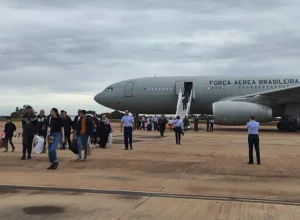 Desembarque dos repatriados da Faixa de Gaza na Base Aérea de Brasília - Foto: GovBR/FAB