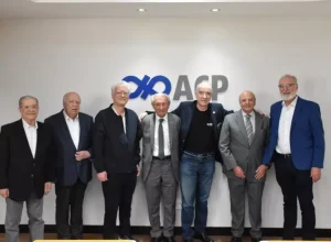 Na foto, José Eduardo Moraes Sarmento, Atilano de Oms Sobrinho, Francisco Simeão, Antônio Gilberto Deggerone (Presidente da Associação Comercial do Paraná), Eike Batista, Edson José Ramon (Presidente do Instituto Democracia e Liberdade) e Luiz Bassetto. Foto: Divulgação ACP
