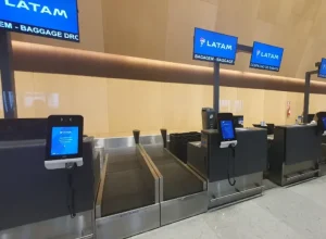 LATAM instala terceira máquina de autoatendimento em Florianópolis e registra aumento de 35% no volume de bagagens despachadas pelos próprios passageiros. Crédito: Divulgação LATAM