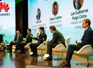 Atilio Rulli mediou o debate sobre Nação Digital. Crédito: Alisson Rodrigues Neves/Divulgação Huawei