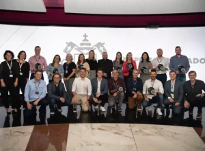 Registro com as corporates que participaram do evento que inaugurou o Comitê Innovation & Business: representantes da ExxonMobil, Ligga, Mondelez, BRDE, Siemens, Soditech, Renault, HouseCricket, Hygea e Celepar. Foto: Edjane Madza