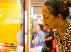 A confeiteira Carla Carvalho saiu da Baixada Fluminense (RJ) para visitar a Fipan, maior feira de panificação e confeitaria do país. Foto: Túlio Vidal