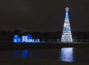 Acendimento das luzes de Natal irá iluminar o Parque das Águas e todos os bosques de Pinhais a partir deste sábado (23). (Foto: PMP)