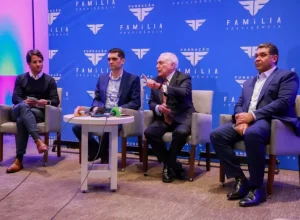 Da esquerda para a direita: sócio da XP Inc. e head de Gestão da XP Advisory, Rogério Freitas, ex-presidente da República, Michel Temer, diretor-presidente da Fundação Família Previdência, Rodrigo Sisnandes. e economista-chefe do BTG Pactual e ex-secretário do Tesouro Nacional, Mansueto Almeida. Foto: JOÃO ALVES