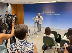 O ministro Mauro Vieira durante a coletiva de imprensa no Itamaraty: êxito na repatriação dos brasileiros em Gaza. Foto: Carlos Alberto Jr. / Secom / PR