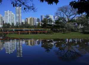 Por definição, uma smart city é uma cidade conectada, que busca maior eficiência de serviços, de forma ambientalmente sustentável e economicamente viável.. Foto de Rafael Otaki na Unsplash