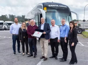 Francisco Mazon recebe de Roberto Mota (Casa Scania WLM Quinta Roda) placa comemorativa de 65 anos de história da empresa