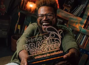 Legenda: Heitor Salatiel, fotógrafo e gestor de experiências culturais (Integrante do Guia Negro, um dos projetos vencedores do Prêmio Brasil Criativo)