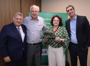 Carlos Vieira, presidente da CAIXA; Rubens Menin presidente do Conselho de Administração da MRV; Inês Magalhães, vice-presidente de Habitação da CEF; e Eduardo Fischer, CEO da MRV&CO. Crédito: Divulgação/ Alexandre Rezende