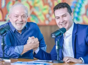 Durante gravação do programa Conversa com o Presidente, ministro Jader Filho (à direita) sinalizou que a meta de 2 milhões de unidades habitacionais contratadas nesses quatro anos será ultrapassada - Foto: Ricardo Stuckert / PR