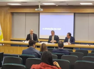 Na coletiva para a imprensa (da esquerda para a direita): Leandro Guerra, CEO da EAF; Vinícius Caram, conselheiro da Anatel e secretário do GAISPI; e Antonio Parrini, COO da EAF. Crédito: Acervo EAF