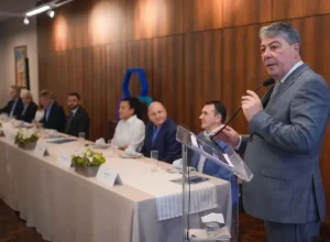 Foto: O presidente do Banrisul, Fernando Lemos (à direita), anunciou os resultados de 2023, juntamente com o vice-governador Gabriel Souza e a diretoria do Banco. Crédito das fotos: Joel Vargas