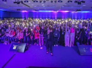 Carla Sarni durante palestra na Feira do Empreendedor, em Curitiba. Foto: Inove